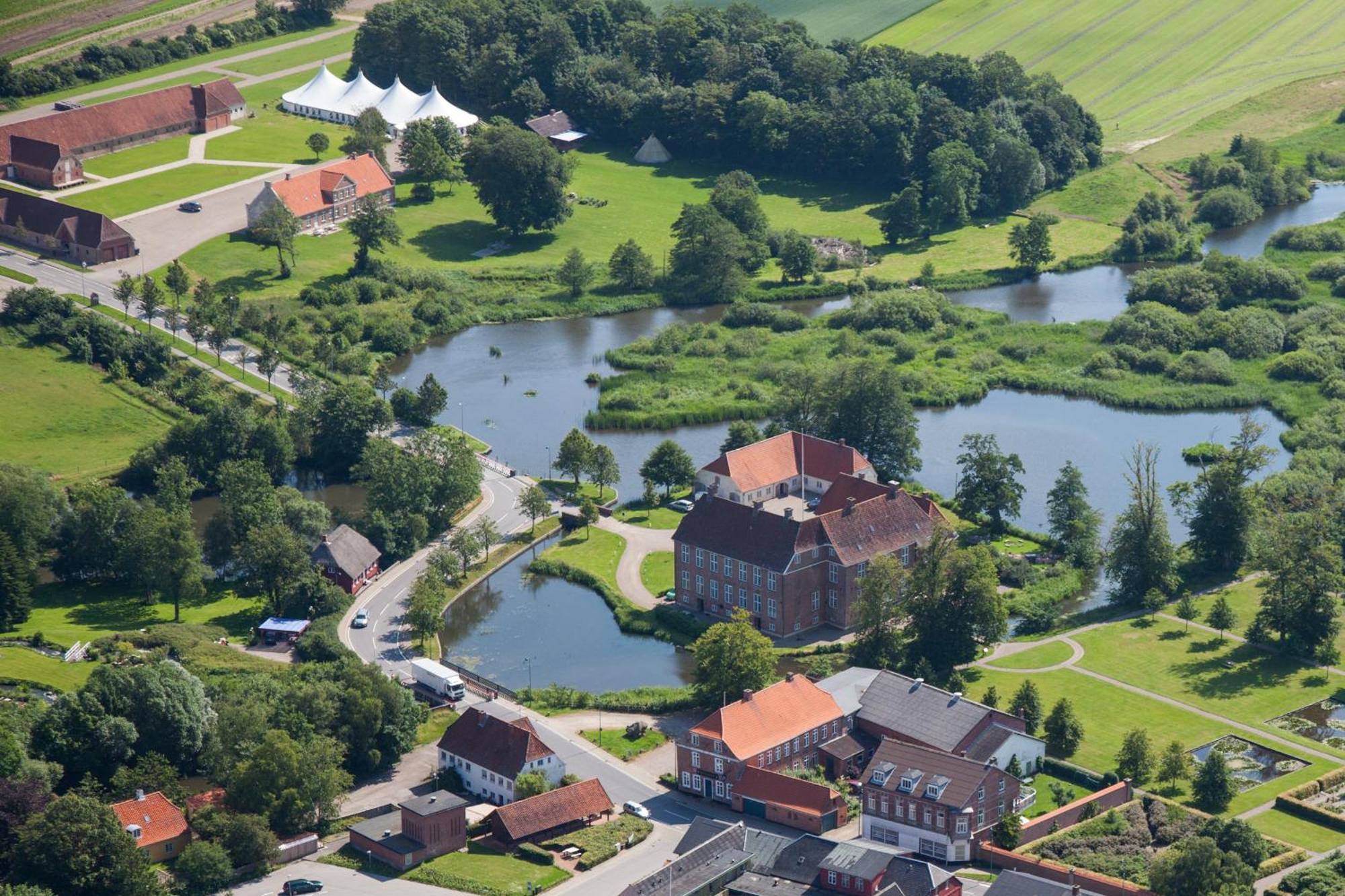Den Gamle Kro Ved Gram Slot Экстерьер фото